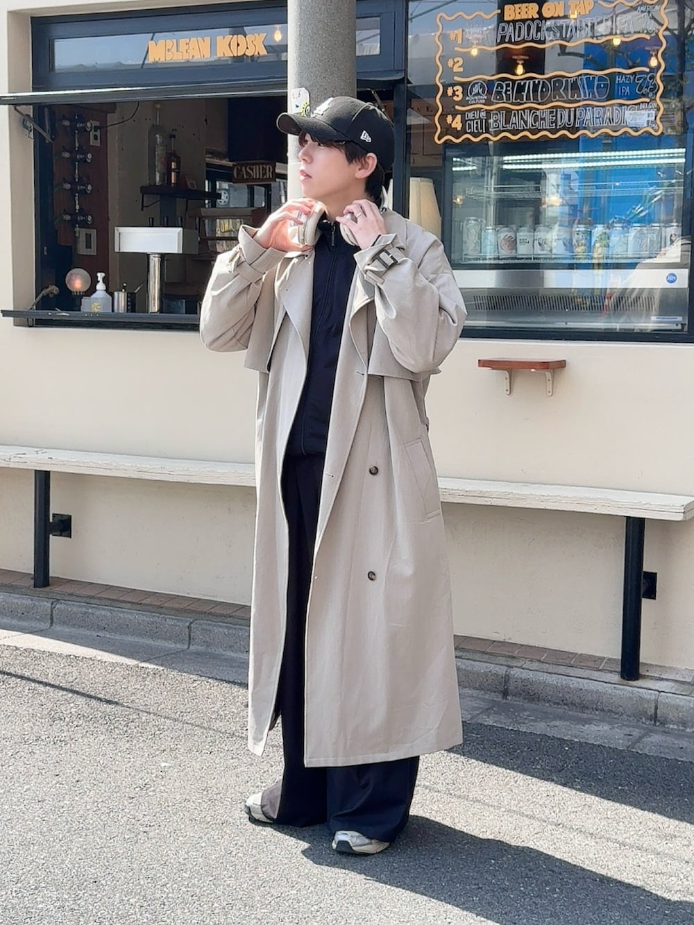 「キャップ、ジャージ、トラックジャケット、ヘッドホン、スニーカー、スニーカーコーデ、NIKE、トレンチコート、ワイドパンツ、フレアパンツ」｜「EMMA CLOTHESのTRストレッチ オーバーサイズ ヨークトレンチコート/オーバーコート EMMA CLOTHES（トレンチコート、ベージュ系）」を使った、KAKERU さん（メンズ・170cm）の春コーディネートの2枚目の写真