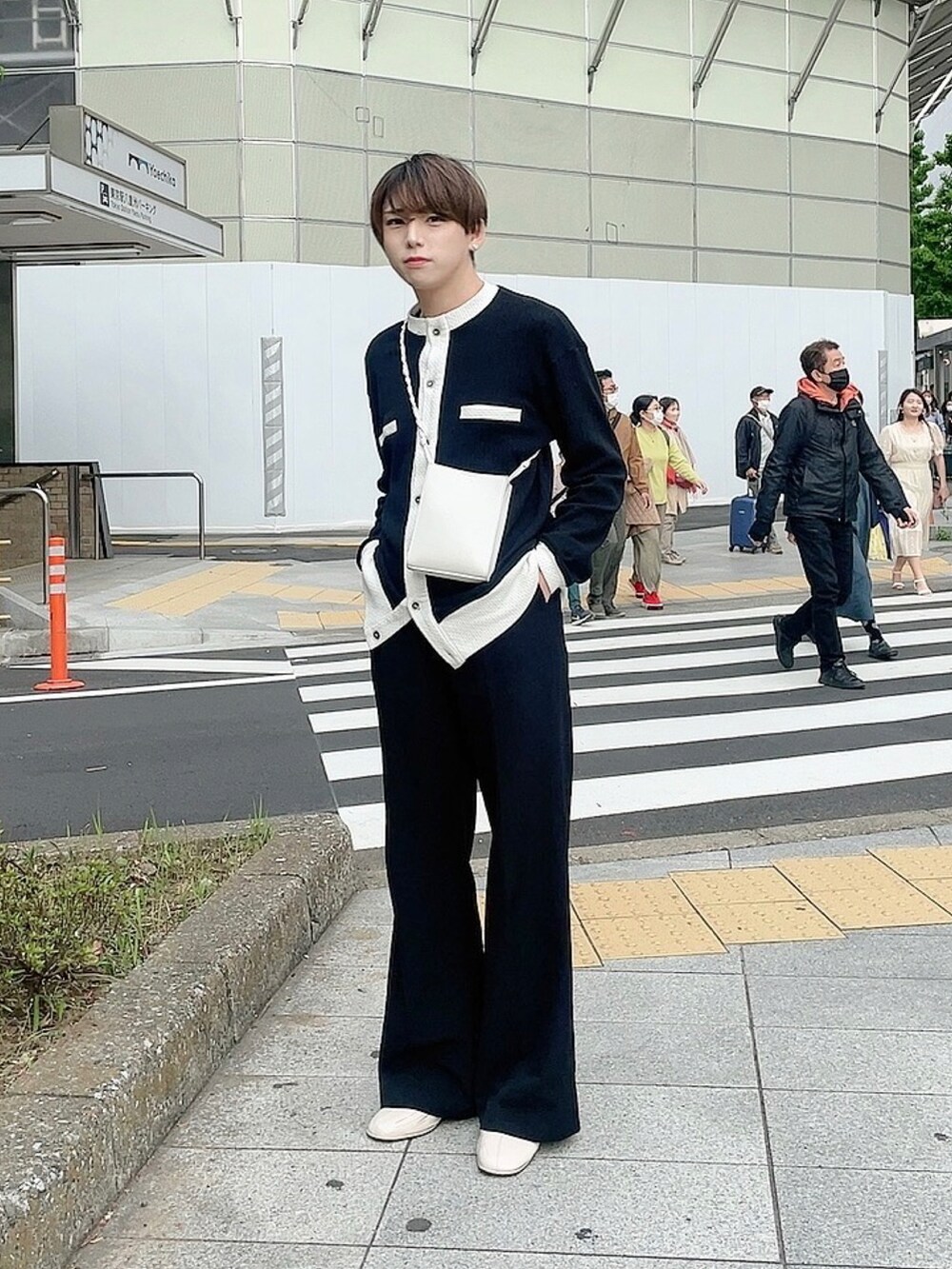 「今日のコスメと服、春服、モノトーン、モノトーンコーデ、メンズメイク、メイク男子、黒、韓国ファッション、スラックス、ワイドパンツ、ワイドスラックス、ショートブーツ、ブーツ」｜「HI FI FNKのアイテム（スラックス、ブラック系）」を使った、KAKERU さん（メンズ・170cm）の春コーディネートの2枚目の写真