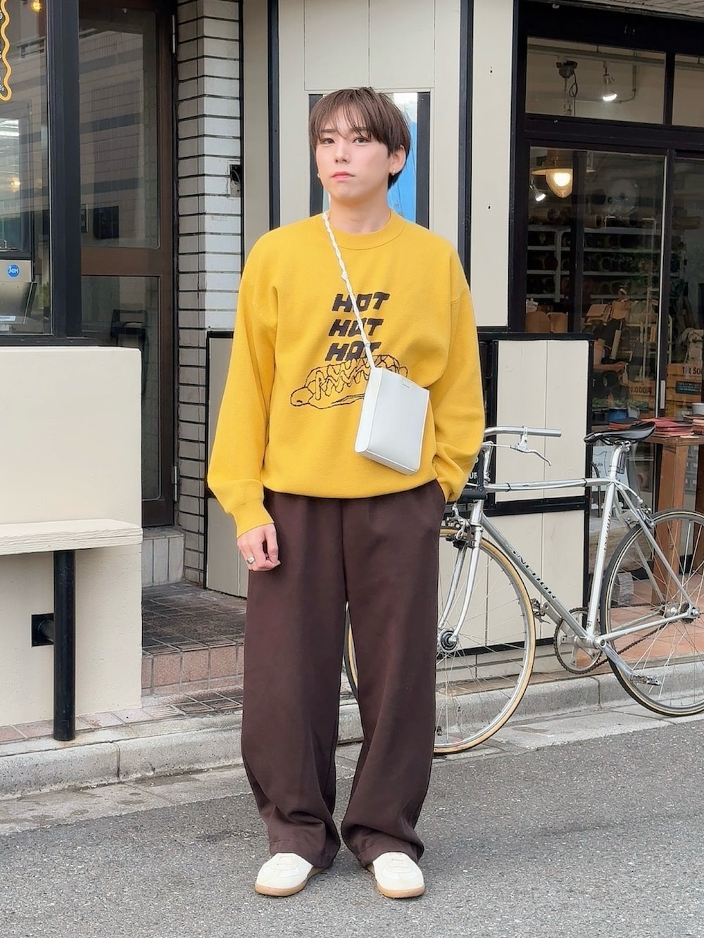 「秋冬コーデ、紅葉、ブラウン、ブラウンコーデ、秋コーデ、イエロー、カジュアルコーデ、お出かけコーデ、秋服コーデ、ニット、スウェット、スウェットパンツ、ユニクロ、ユニクロコーデ、ジャーマントレーナー」｜「UNIQLO:Cのアイテム（スウェットパンツ、グレー系）」を使った、KAKERU さん（メンズ・170cm）の秋コーディネートの2枚目の写真