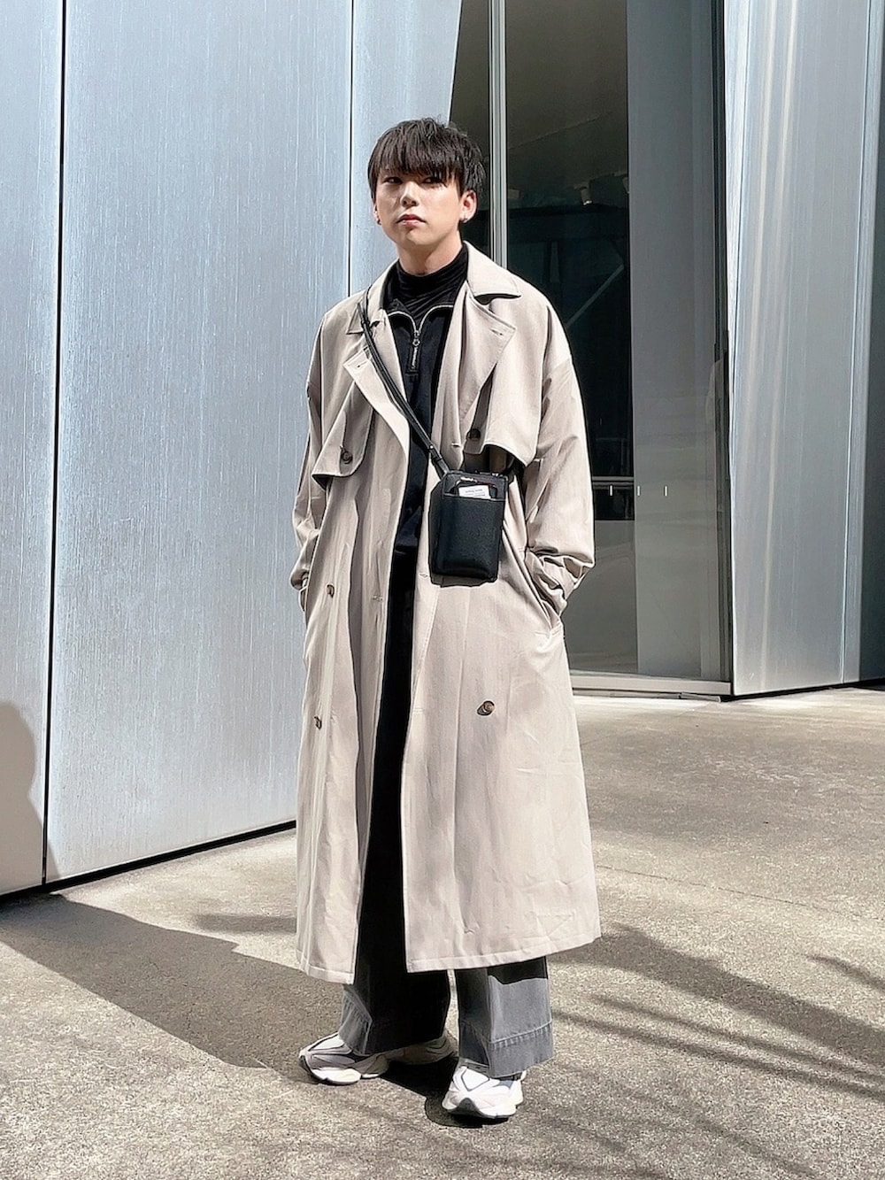 「今日のコスメと服、似合うラボに行こう、春コーデ、春服、デニムパンツ、ワイドデニム、ワイドパンツ、デニム、モノトーン、トレンチコート、ハーフジップ、New Balance、ニューバランス9060、ニューバランス、New balance9060」｜「EMMA CLOTHESのTRストレッチ オーバーサイズ ヨークトレンチコート/スプリングコート EMMA CLOTHES 2021SPRING（トレンチコート、ベージュ系）」を使った、KAKERU さん（メンズ・170cm）の冬コーディネートの2枚目の写真