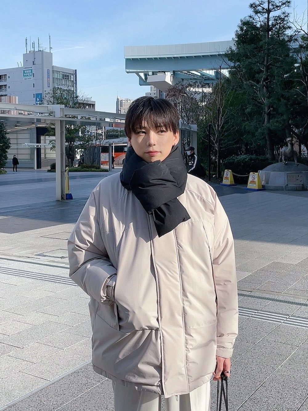 「オトナカジュアル、カジュアルコーデ、大人カジュアル、ワイドパンツ、ワイドスラックス、オーバーサイズ、ダウンジャケット、ダウン、モノトーン、モノトーンコーデ、マフラー、ネックウォーマー、今日のコスメと服」｜「URBAN RESEARCH DOORSのラミネートダウンマフラー（マフラー、ブラック系）」を使った、KAKERU さん（メンズ・170cm）の冬コーディネートの4枚目の写真