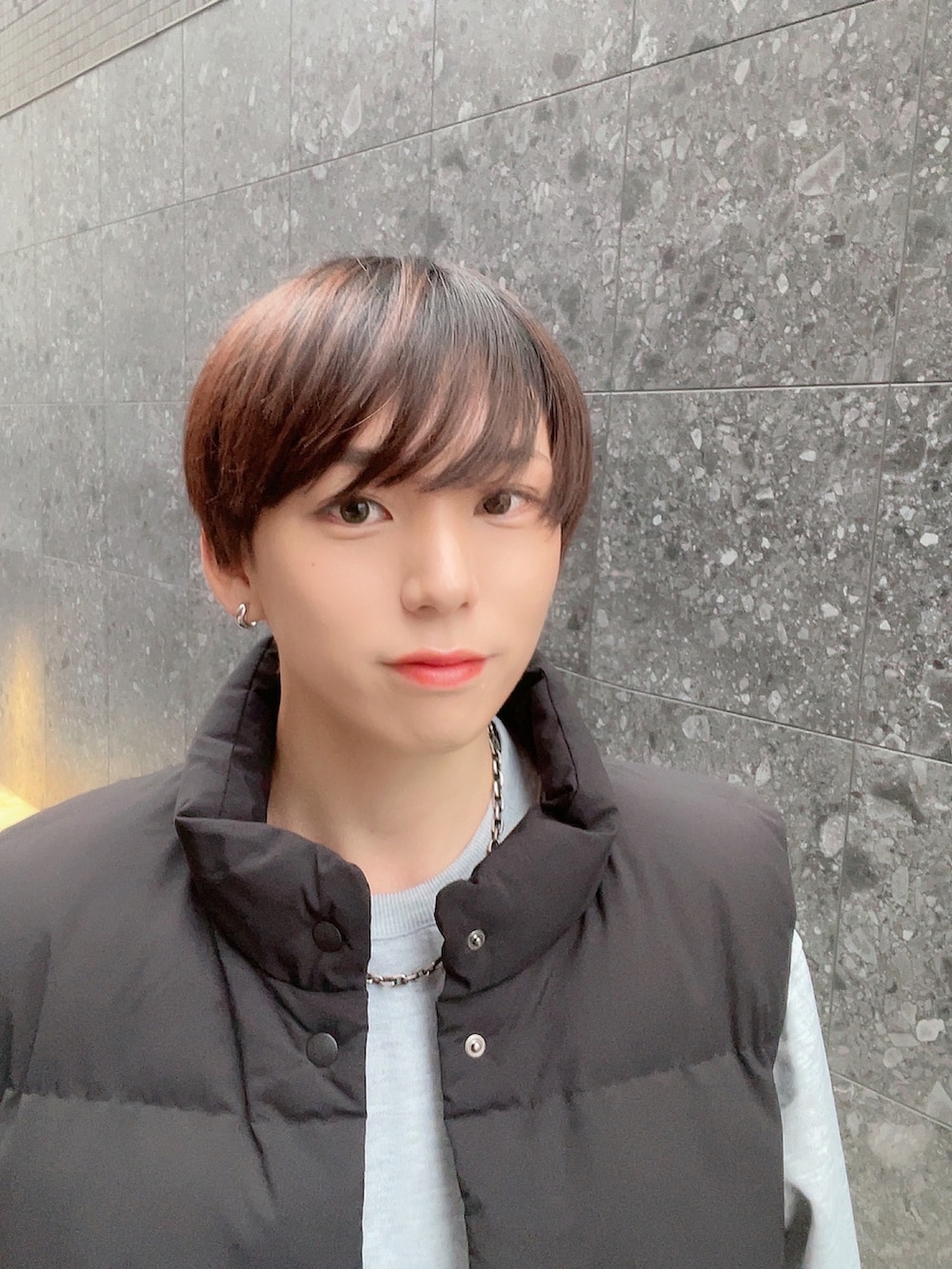 「ファッションを楽しもう、今日のコスメと服、ダウンベスト、ダウンジャケット、ダウン、ワイドパンツ、コンバース、秋冬コーデ、スウェット」｜「UNIQLOのアイテム（ダウンジャケット/コート、ブラック系）」を使った、KAKERU さん（メンズ・170cm）の秋コーディネートの5枚目の写真