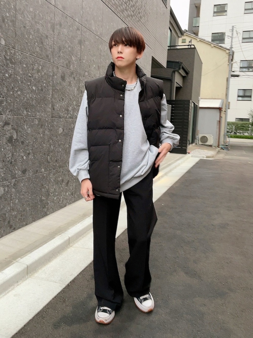 「ファッションを楽しもう、今日のコスメと服、ダウンベスト、ダウンジャケット、ダウン、ワイドパンツ、コンバース、秋冬コーデ、スウェット」｜「UNIQLOのアイテム（ダウンジャケット/コート、ブラック系）」を使った、KAKERU さん（メンズ・170cm）の秋コーディネートの2枚目の写真