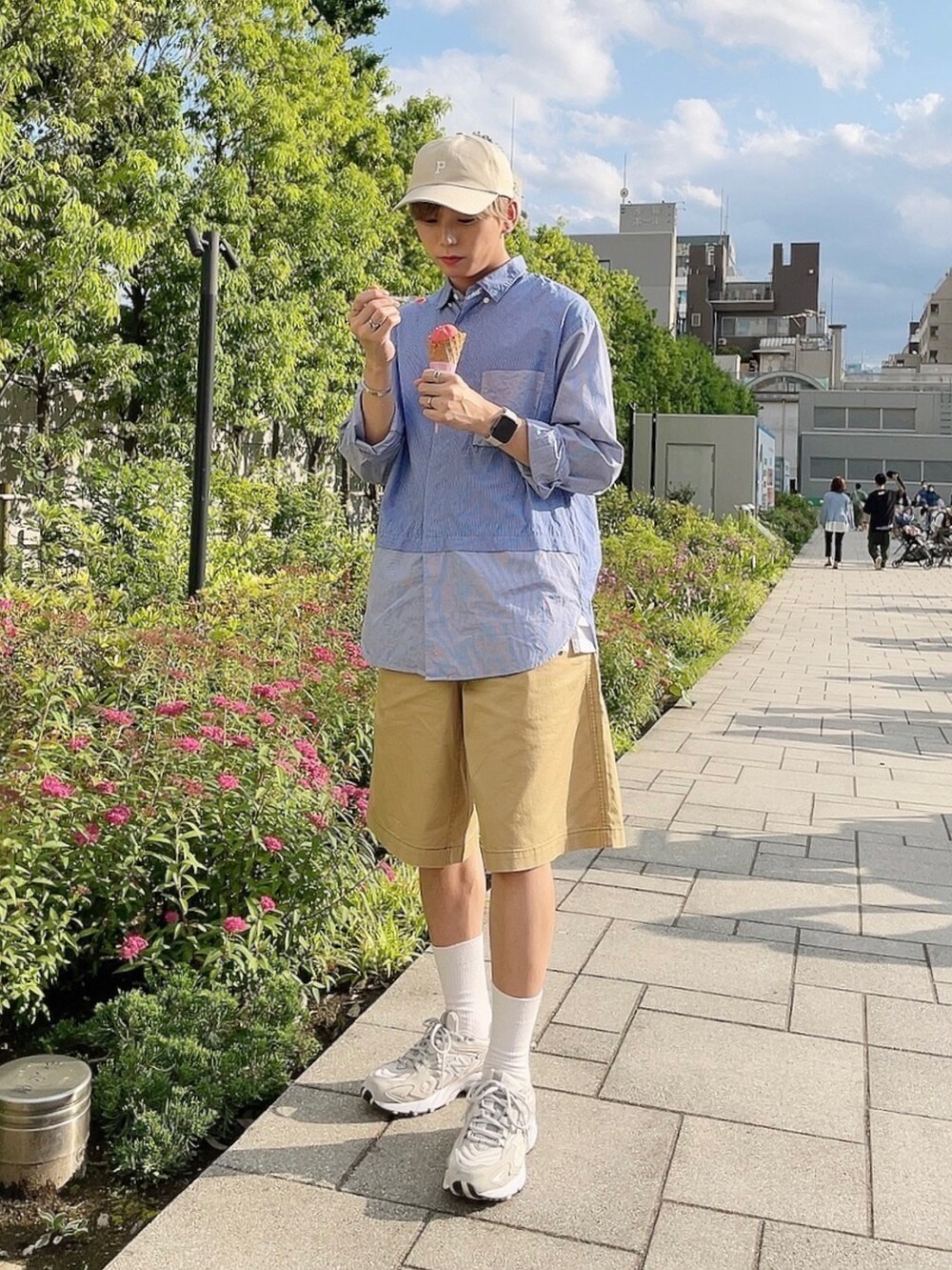 「ショートパンツ、ハーフパンツ、ストライプシャツ、スニーカー、スニーカーコーデ、短パン、ベージュ、キャップ、夏のコスメと服、メンズメイク、メンズコスメ、化粧男子、メイク男子、初夏コーデ、休日スタイル」｜「UNIQLO×MARNIのアイテム（チノパンツ、ベージュ系）」を使った、KAKERU さん（メンズ・170cm）の夏コーディネートの2枚目の写真