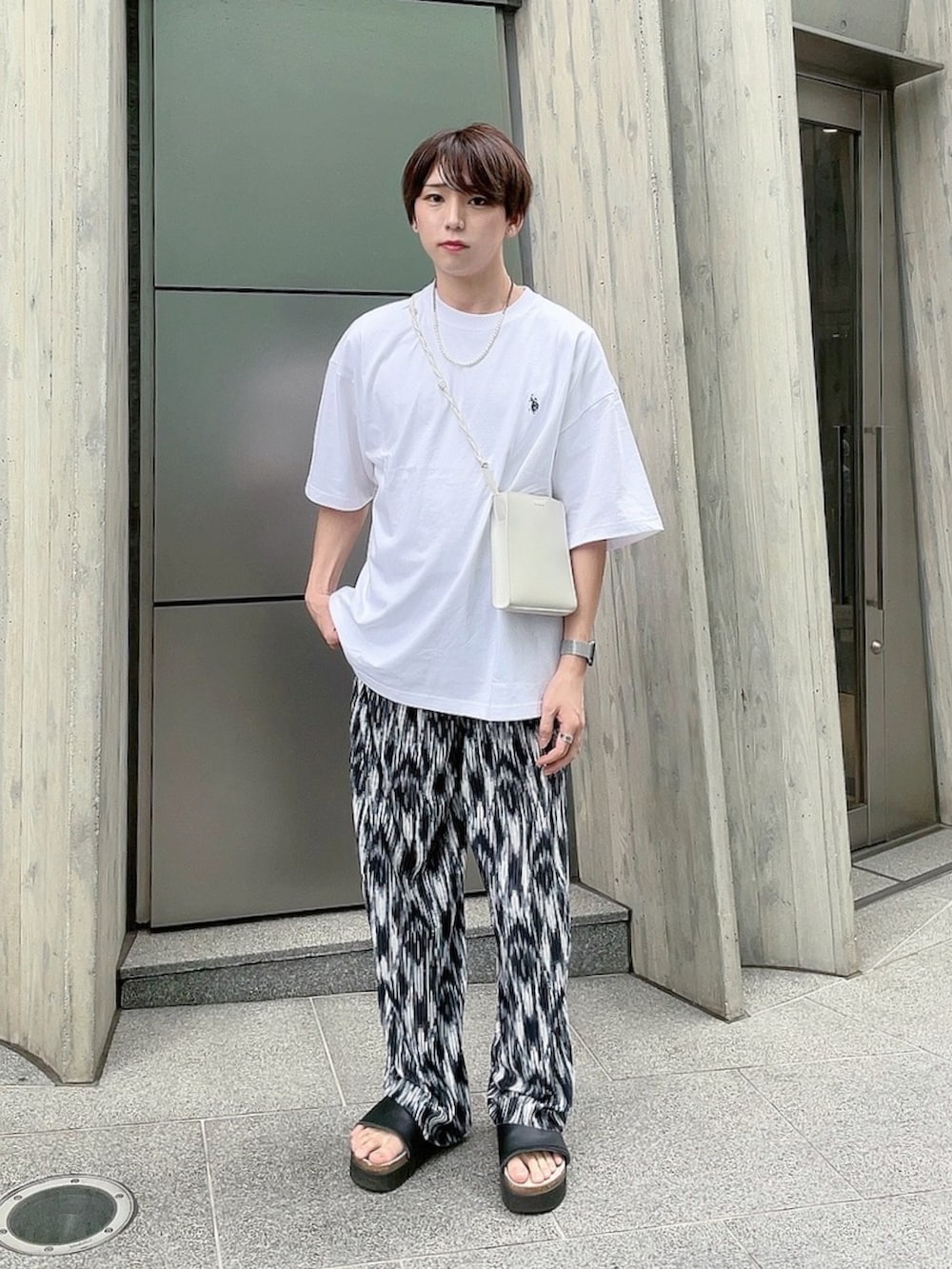 「このスタイルがお気に入り、今日のコスメと服、メンズメイク、メイク男子、メンズコスメ、化粧男子、夏コーデ、モノトーン、モノトーンコーデ、プリーツパンツ、プリーツ、ビッグシルエット、ビッグT、Hender Scheme」｜「SHEINのアイテム（パンツ、ブルー系）」を使った、KAKERU さん（メンズ・170cm）の夏コーディネートの2枚目の写真