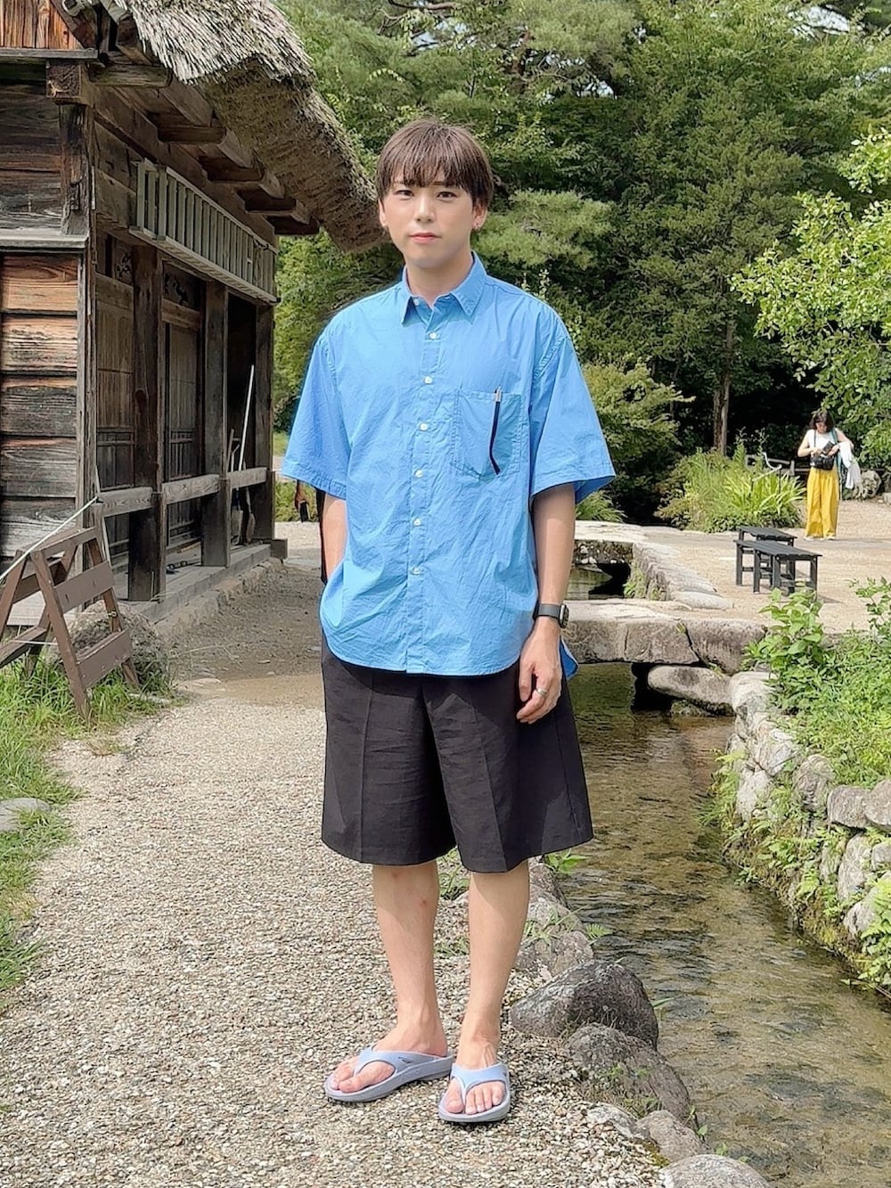 「ハーフパンツ、ショートパンツ、半ズボン、シャツスタイル、シャツ、シャツコーデ、ブルーシャツ、ビッグシルエット、ビッグシャツ、オーバーサイズ、オーバーシャツ、大人カジュアル、半袖シャツ」｜「EMMA CLOTHESのリラックスワイド レギュラーカラー ベーシックブロードS/Sシャツ（シャツ/ブラウス、ブルー系）」を使った、KAKERU さん（メンズ・170cm）の秋コーディネートの2枚目の写真