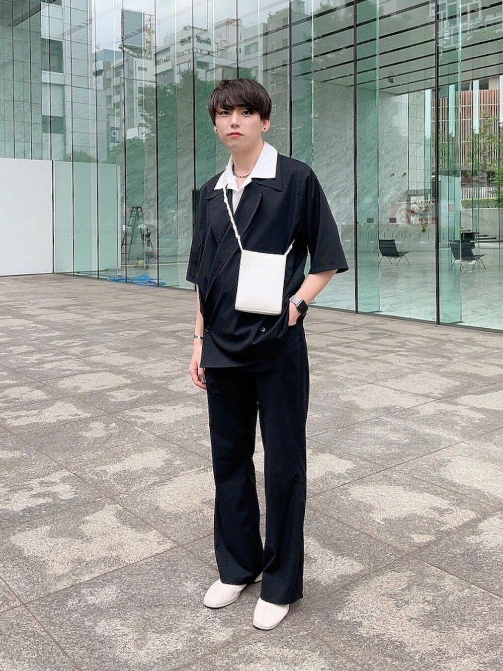 「お出かけコーデ日記、セットアップ、セットアップスタイル、シャツスタイル、フレアパンツ、シャツコーデ、初夏コーデ、半袖シャツ、黒コーデ、ブラックコーデ、モノトーン、モノトーンコーデ、春夏コーデ、モード、スラックス」｜「IroquoisのT/R SZ FLARE PT【セットアップ対応】（その他パンツ、ブラック系）」を使った、KAKERU さん（メンズ・170cm）の春コーディネートの2枚目の写真