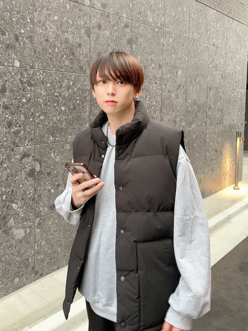 「ファッションを楽しもう、今日のコスメと服、ダウンベスト、ダウンジャケット、ダウン、ワイドパンツ、コンバース、秋冬コーデ、スウェット」｜「UNIQLOのアイテム（ダウンジャケット/コート、ブラック系）」を使った、KAKERU さん（メンズ・170cm）の秋コーディネートの4枚目の写真