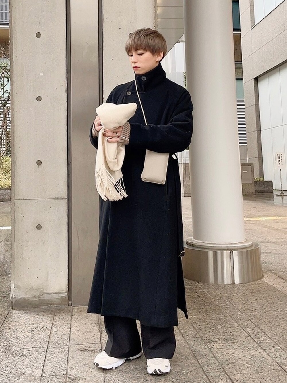 「大人コーデ、スニーカー、オーバーコート、オーバーサイズ、モノトーンコーデ、ベージュ、タートルネック、New Balance、stein、フレアパンツ、ワイドパンツ、ワイドスラックス、マフラー、白スニーカー」｜「NEW BALANCEのML725（スニーカー、ベージュ系）」を使った、KAKERU さん（メンズ・170cm）の冬コーディネートの3枚目の写真