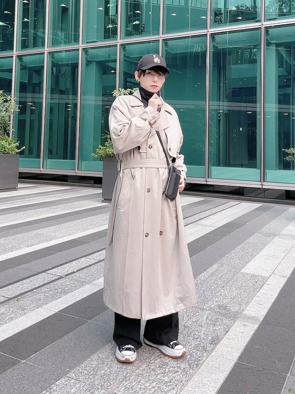 「休日コーデ、春コーデ、春アウター、ワイドパンツ、スラックス、韓国ファッション、トレンチコート、キャップ、ハイカットスニーカー、モノトーン、モノトーンコーデ、ジャージ、きれいめカジュアル、モード、モードストリート」｜「CONVERSEのアイテム（スニーカー、ブラック系）」を使った、KAKERU さん（メンズ・170cm）の春コーディネートの3枚目の写真