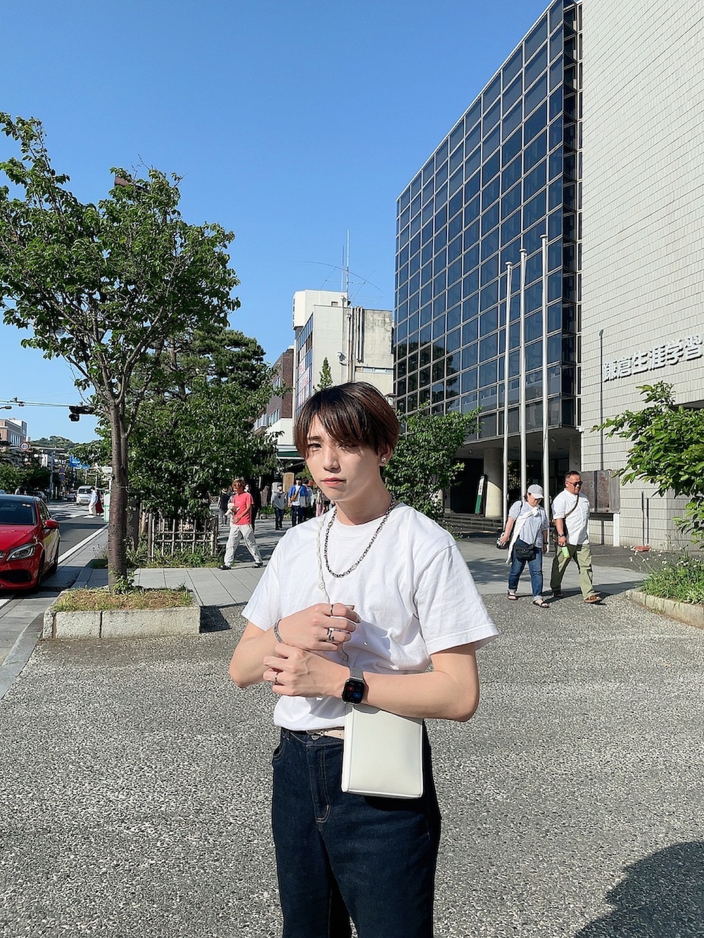 ベージュ系のスニーカー、ホワイト系のバッグを着用したメンズの春コーディネートの5枚目の写真