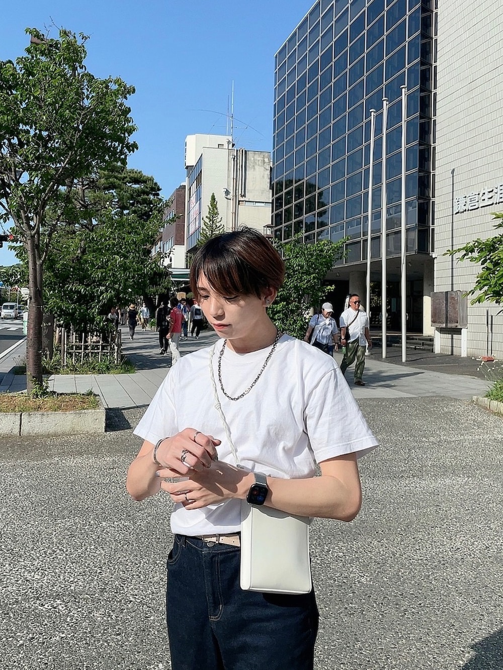 ベージュ系のスニーカー、ホワイト系のバッグを着用したメンズの春コーディネートの4枚目の写真