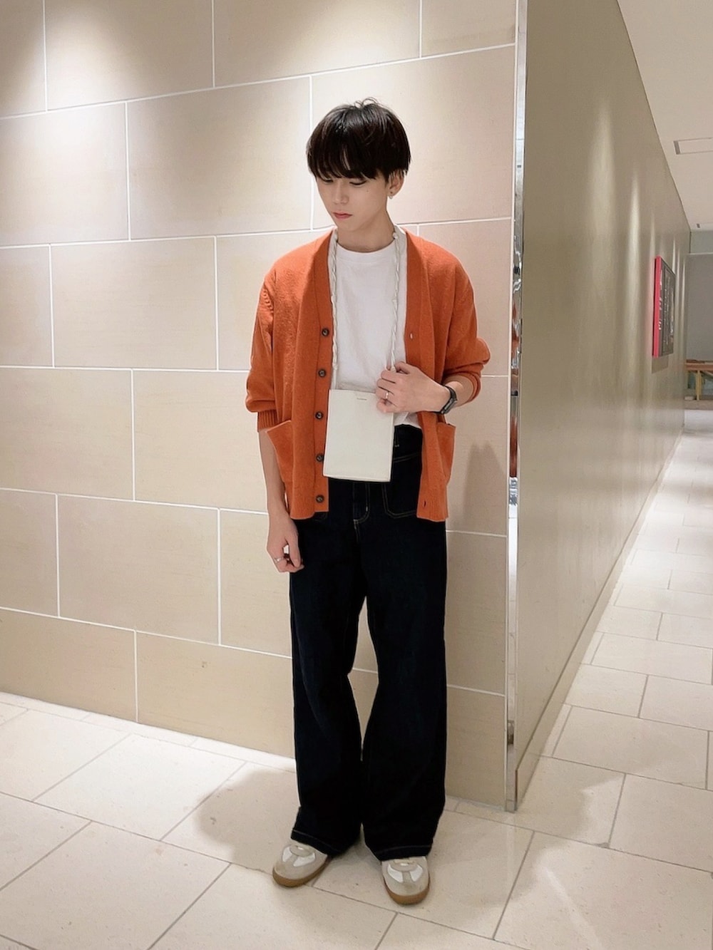 「ファッションを楽しもう、今日のコスメと服、カーディガン、秋のコーデ、カジュアル、秋服コーデ、デニム、デニムパンツ、オレンジ、オレンジコーデ」|「GUのアイテム(デニムパンツ、ブルー系)」を使った、KAKERU さん(メンズ・170cm)の秋コーディネートの2枚目の写真