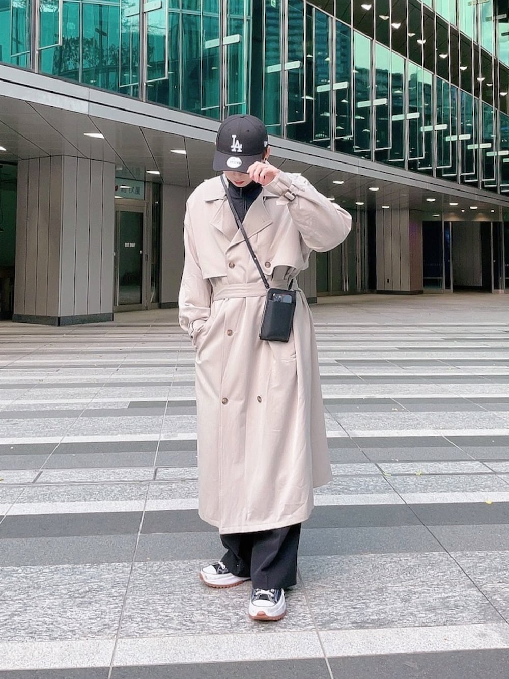 「休日コーデ、春コーデ、春アウター、ワイドパンツ、スラックス、韓国ファッション、トレンチコート、キャップ、ハイカットスニーカー、モノトーン、モノトーンコーデ、ジャージ、きれいめカジュアル、モード、モードストリート」｜「CONVERSEのアイテム（スニーカー、ブラック系）」を使った、KAKERU さん（メンズ・170cm）の春コーディネートの2枚目の写真