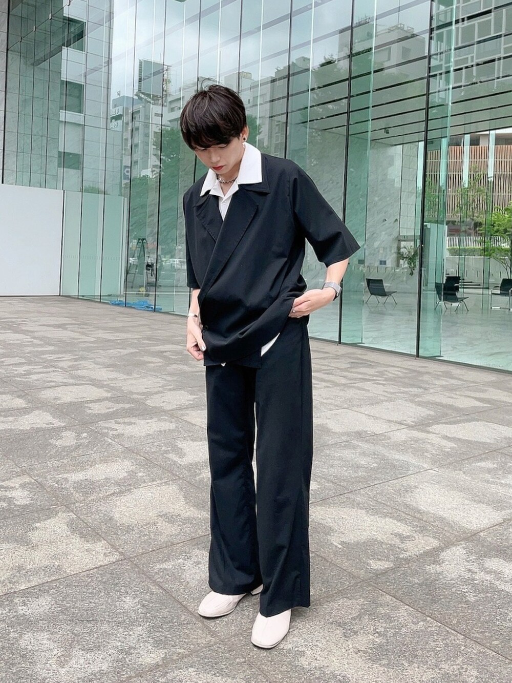 「お出かけコーデ日記、セットアップ、セットアップスタイル、シャツスタイル、フレアパンツ、シャツコーデ、初夏コーデ、半袖シャツ、黒コーデ、ブラックコーデ、モノトーン、モノトーンコーデ、春夏コーデ、モード、スラックス」｜「IroquoisのT/R SZ FLARE PT【セットアップ対応】（その他パンツ、ブラック系）」を使った、KAKERU さん（メンズ・170cm）の春コーディネートの3枚目の写真