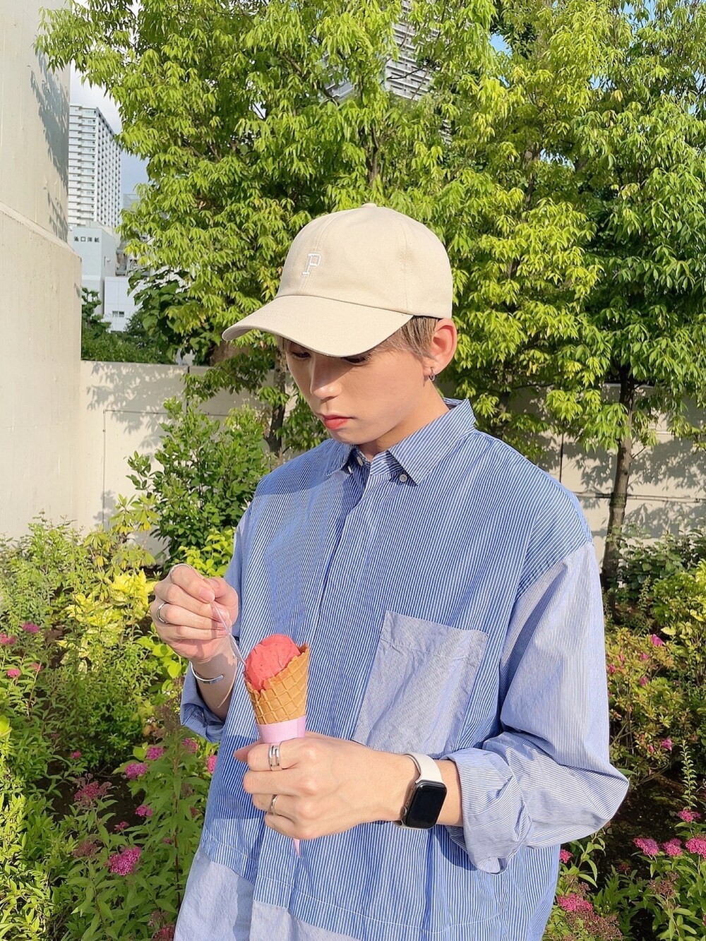 「ショートパンツ、ハーフパンツ、ストライプシャツ、スニーカー、スニーカーコーデ、短パン、ベージュ、キャップ、夏のコスメと服、メンズメイク、メンズコスメ、化粧男子、メイク男子、初夏コーデ、休日スタイル」｜「UNIQLO×MARNIのアイテム（チノパンツ、ベージュ系）」を使った、KAKERU さん（メンズ・170cm）の夏コーディネートの4枚目の写真