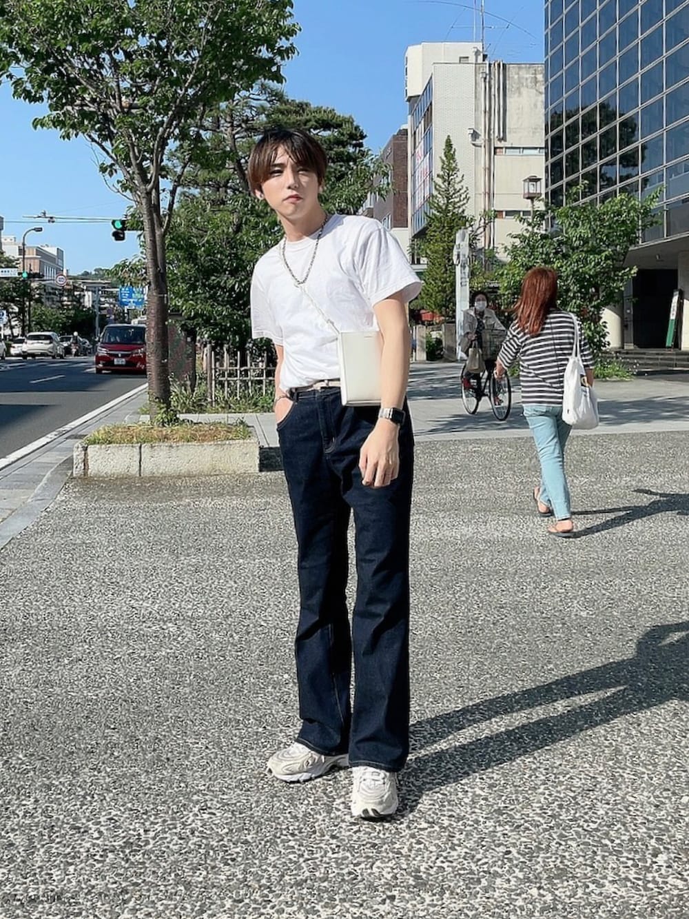 ベージュ系のスニーカー、ホワイト系のバッグを着用したメンズの春コーディネートの3枚目の写真