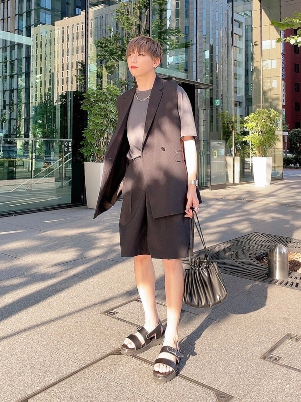 「このスタイルがお気に入り、今日のコスメと服、メイク男子、化粧男子、メンズメイク、メンズコスメ、ジレ、セットアップ、セットアップスタイル、サンダル、サンダルコーデ、短パン、ショートパンツ、モノトーン、ワントーンコーデ」｜「EMMA CLOTHESのシャークソールサンダル/ダブルモンク/ワンストラップ/バックルベルト EMMA CLOTHES  2022 SUMMER（サンダル、ブラック系）」を使った、KAKERU さん（メンズ・170cm）の夏コーディネートの2枚目の写真