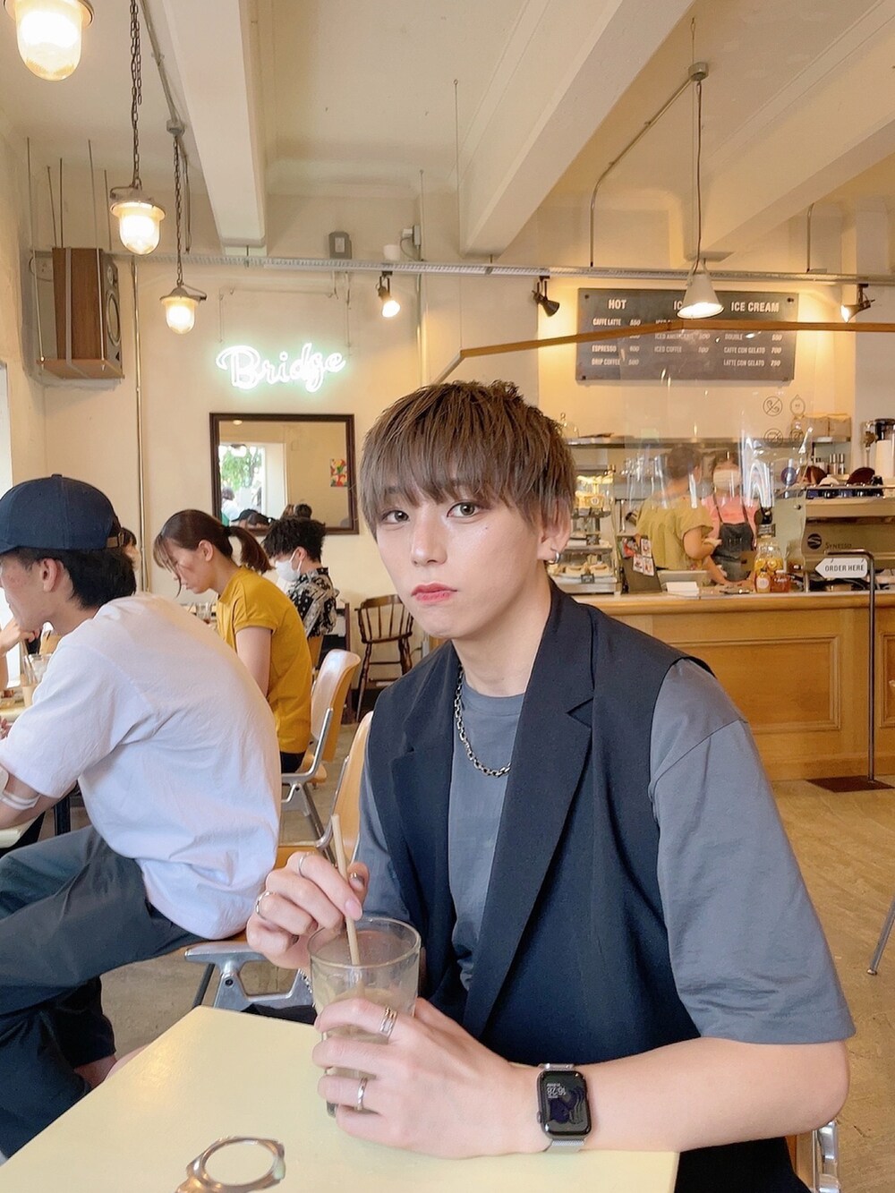 「このスタイルがお気に入り、今日のコスメと服、メイク男子、化粧男子、メンズメイク、メンズコスメ、ジレ、セットアップ、セットアップスタイル、サンダル、サンダルコーデ、短パン、ショートパンツ、モノトーン、ワントーンコーデ」｜「EMMA CLOTHESのシャークソールサンダル/ダブルモンク/ワンストラップ/バックルベルト EMMA CLOTHES  2022 SUMMER（サンダル、ブラック系）」を使った、KAKERU さん（メンズ・170cm）の夏コーディネートの3枚目の写真