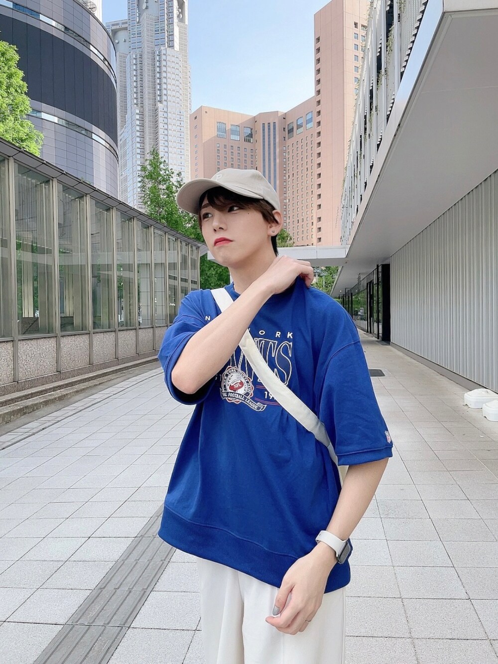 「今日のコスメと服、春夏コーデ、休日スタイル、Tシャツ、ビッグシルエット、夏コーデ、ワイドパンツ、ワイドスラックス、初夏コーデ、オーバーサイズ、スニーカー、スニーカーコーデ、コンバース、CT70s、CLEA」｜「CLEAのアジャスターベルト付き ビッグキャンバスショルダーバッグ（ショルダーバッグ、ホワイト系）」を使った、KAKERU さん（メンズ・170cm）の春コーディネートの2枚目の写真