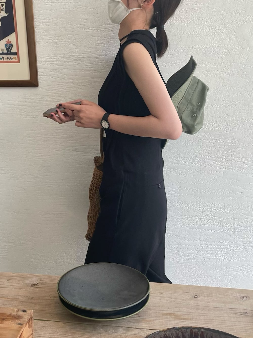 ブラック系のサンダル、ブラック系のその他パンツ、ブラック系のTシャツ/カットソーを着用したレディースの秋コーディネートの2枚目の写真