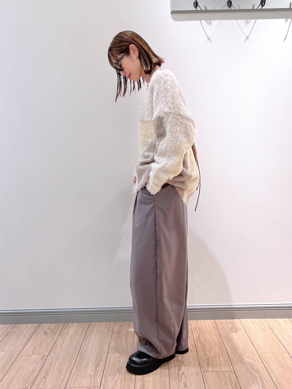 ブラック系のTシャツ/カットソー、ホワイト系のカーディガン/ボレロ、グレー系のその他パンツを着用したレディースの秋コーディネートの5枚目の写真