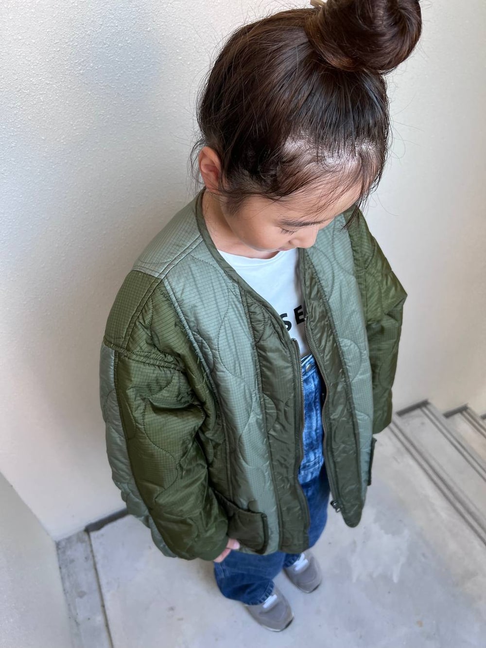 グリーン系のブルゾンを着用したキッズの秋コーディネートの4枚目の写真
