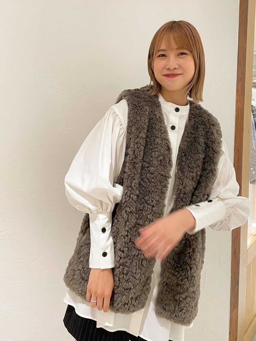 グレー系のベスト、ブラック系のその他パンツを着用したレディースの秋コーディネートの2枚目の写真