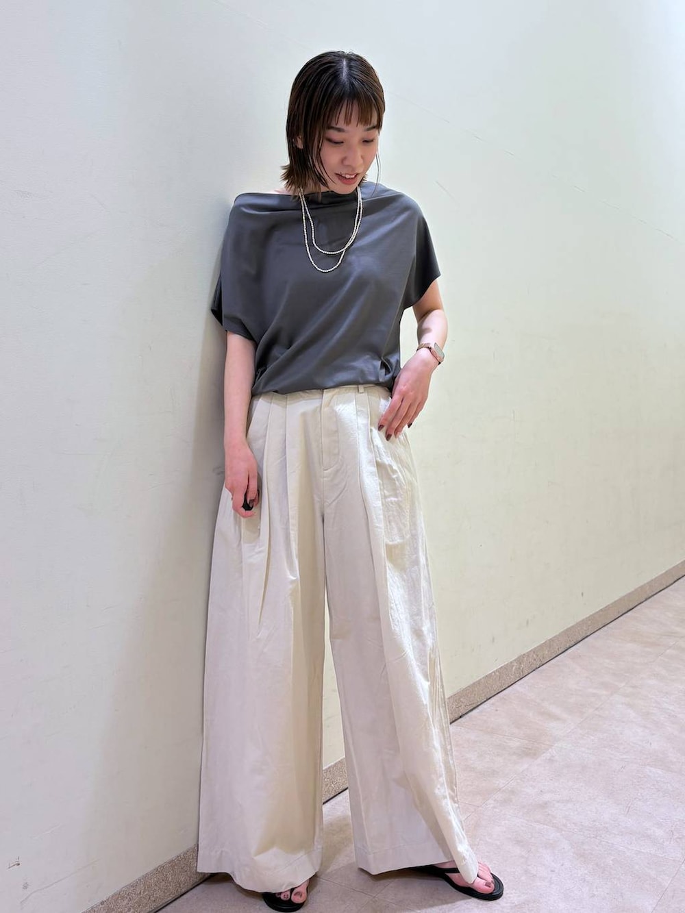 グレー系のTシャツ/カットソー、ベージュ系のその他パンツ、グレー系のネックレスを着用したレディースの春コーディネートの3枚目の写真