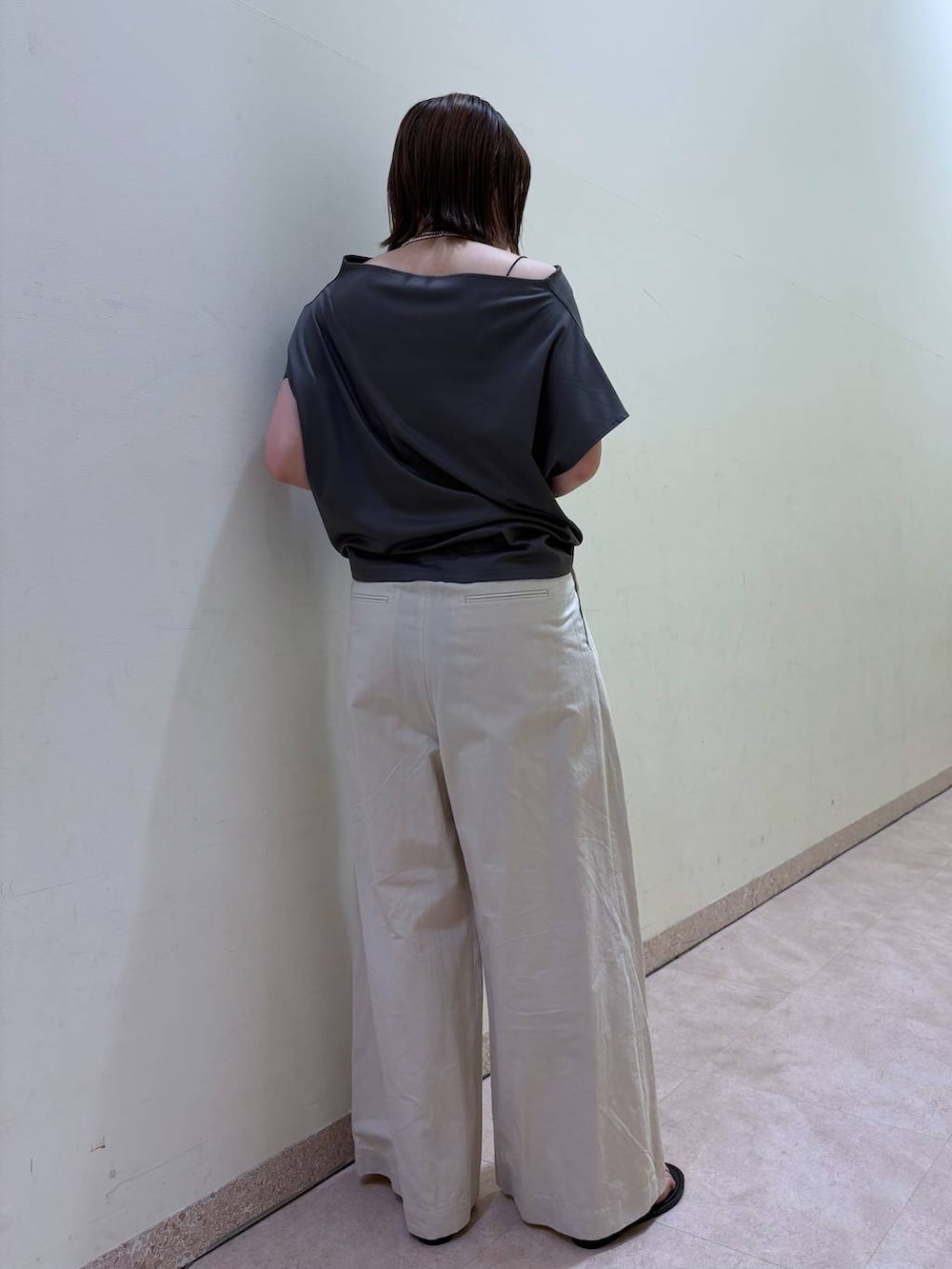 グレー系のTシャツ/カットソー、ベージュ系のその他パンツ、グレー系のネックレスを着用したレディースの春コーディネートの2枚目の写真
