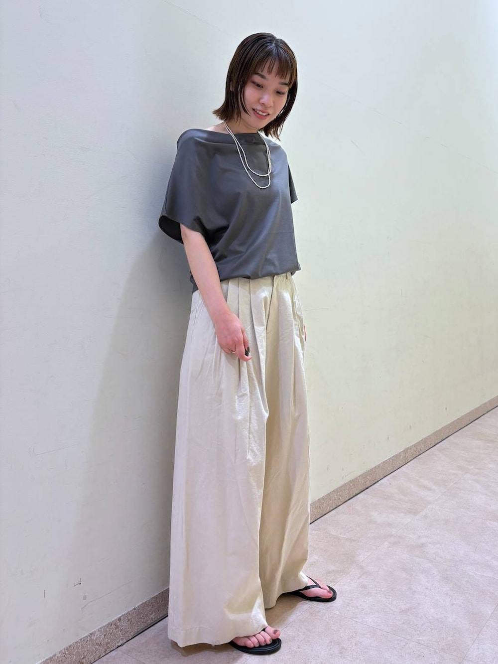 グレー系のTシャツ/カットソー、ベージュ系のその他パンツ、グレー系のネックレスを着用したレディースの春コーディネートの4枚目の写真