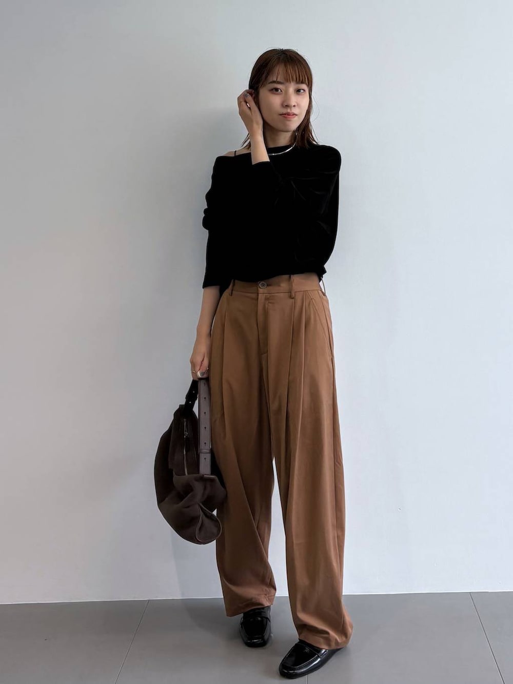 ブラック系のTシャツ/カットソー、ブラウン系のハンドバッグ、シルバー系のチョーカーを着用したレディースの夏コーディネートの4枚目の写真