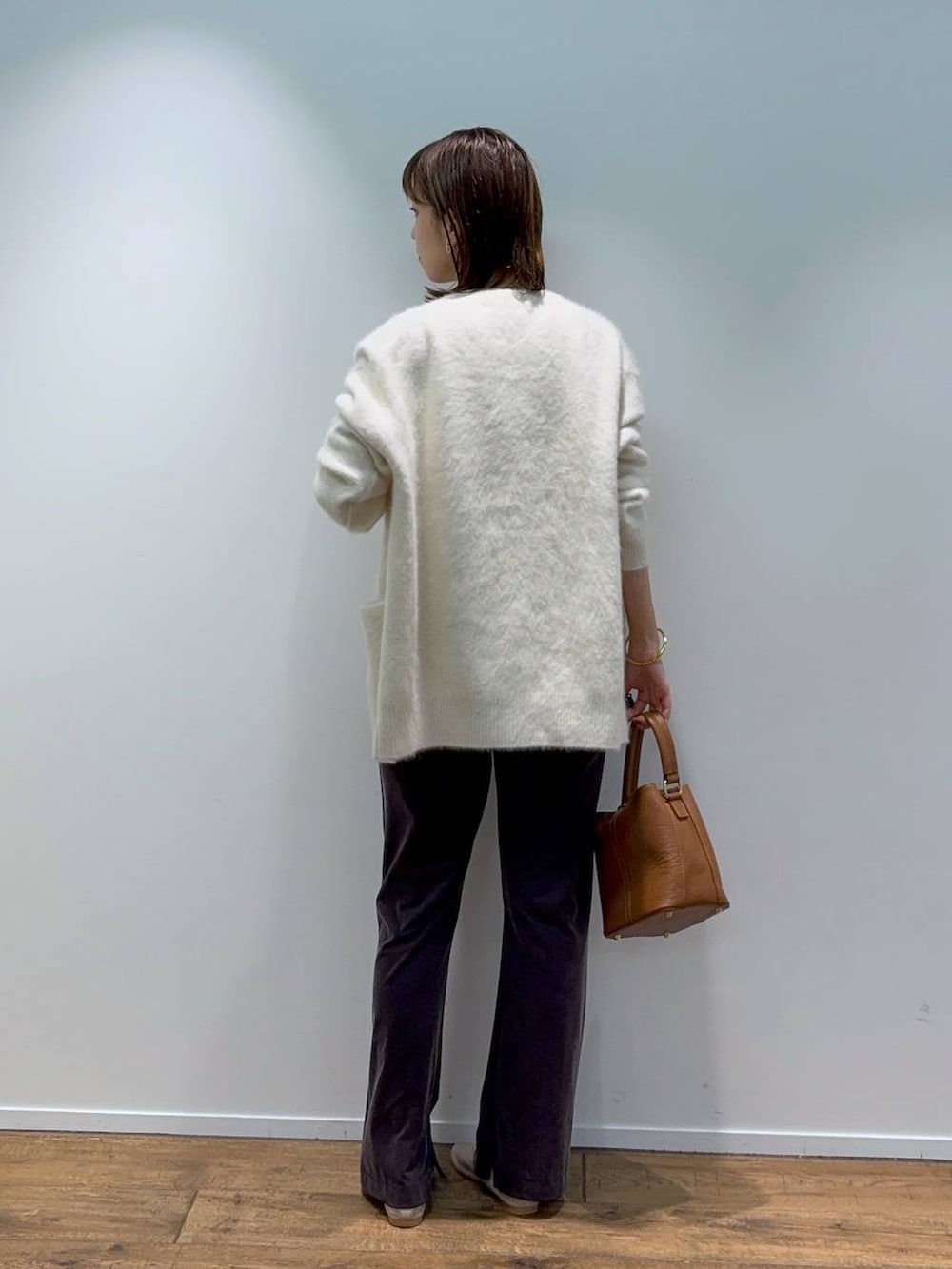 ホワイト系のシャツ/ブラウス、ベージュ系のカーディガン/ボレロ、ブラウン系のショルダーバッグを着用したレディースの秋コーディネートの3枚目の写真