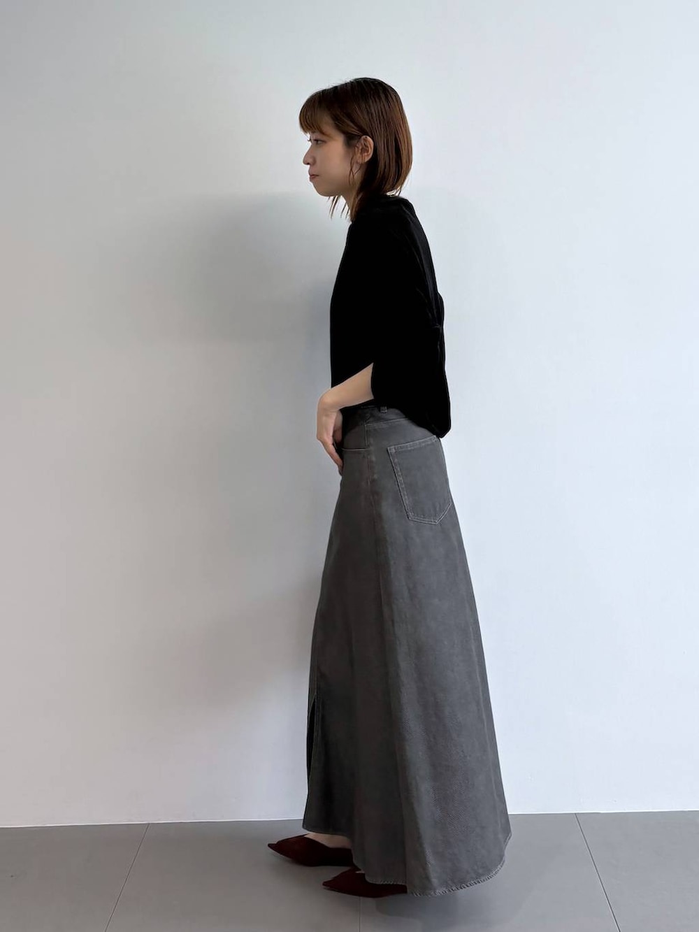 レッド系のパンプス、ブラック系のショルダーバッグ、ブラック系のTシャツ/カットソーを着用したレディースの夏コーディネートの3枚目の写真