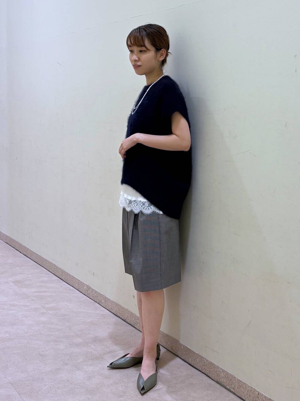 ブラウン系のその他パンツ、ホワイト系のキャミソール、ブルー系のニット/セーターを着用したレディースの秋コーディネートの2枚目の写真