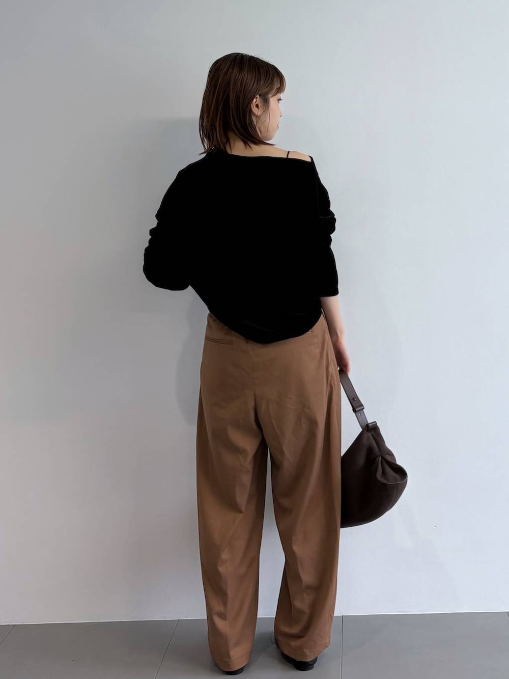 ブラック系のTシャツ/カットソー、ブラウン系のハンドバッグ、シルバー系のチョーカーを着用したレディースの夏コーディネートの3枚目の写真