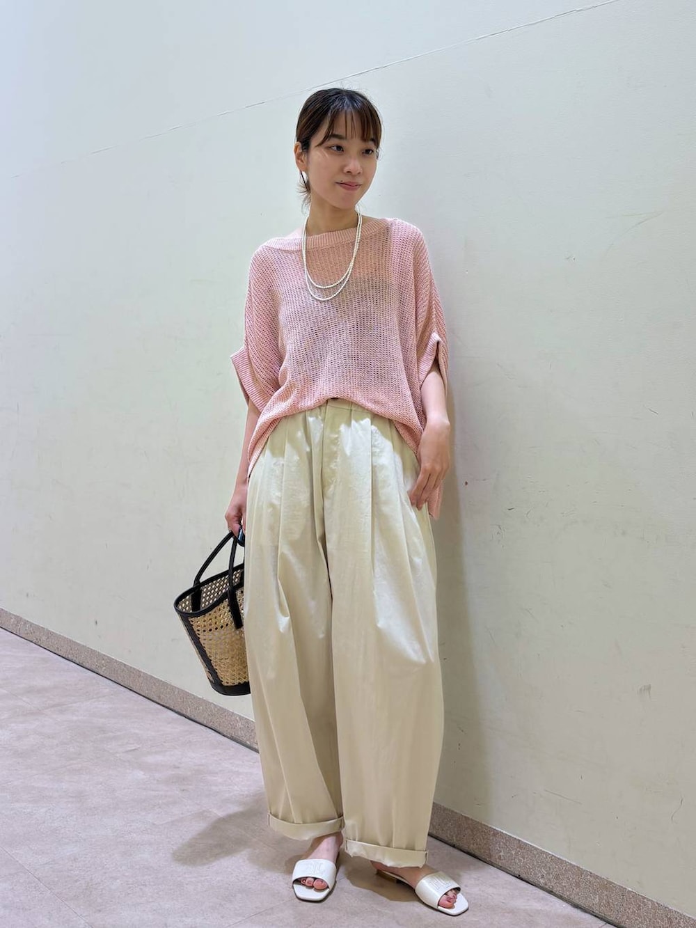 ホワイト系のその他パンツ、ホワイト系のサンダル、グレー系のネックレスを着用したレディースの夏コーディネートの4枚目の写真