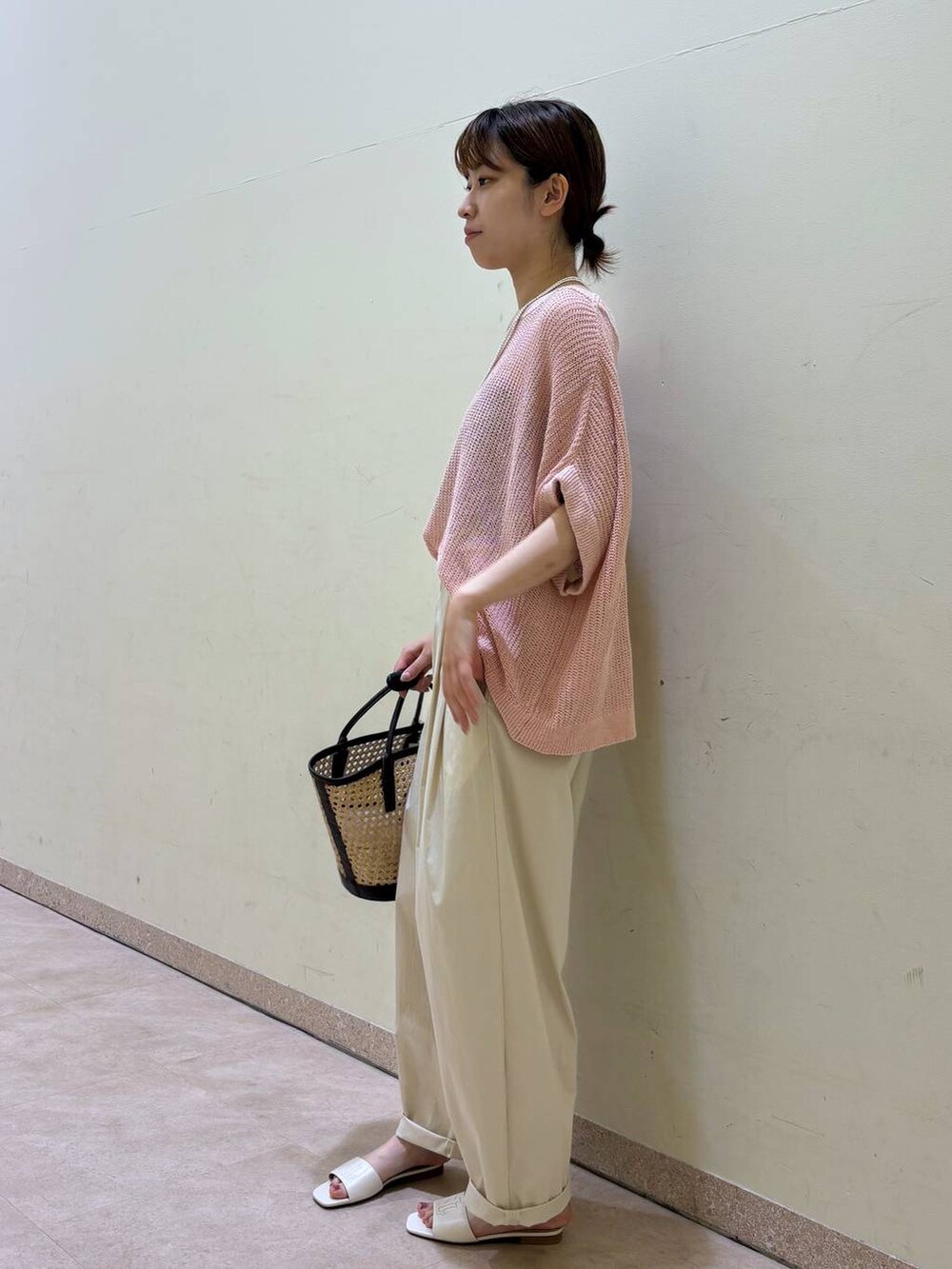 ホワイト系のその他パンツ、ホワイト系のサンダル、グレー系のネックレスを着用したレディースの夏コーディネートの2枚目の写真