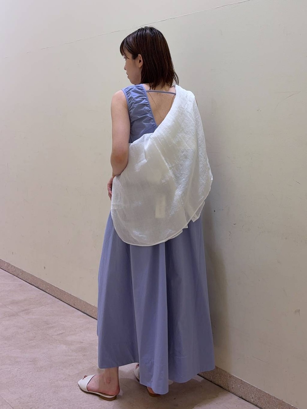 ホワイト系のシャツ/ブラウス、ホワイト系のサンダル、ブルー系のワンピースを着用したレディースの夏コーディネートの2枚目の写真