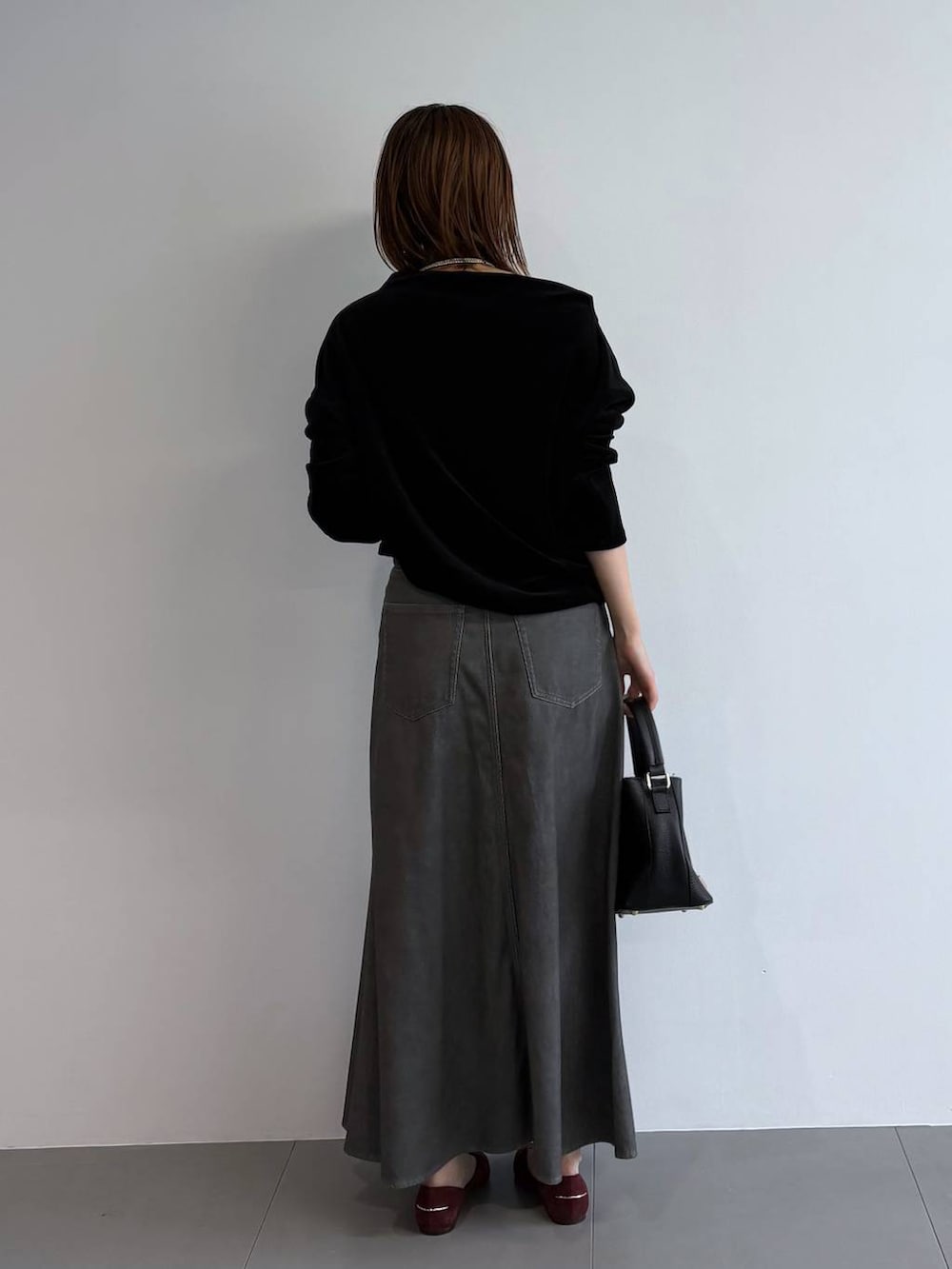 レッド系のパンプス、ブラック系のショルダーバッグ、ブラック系のTシャツ/カットソーを着用したレディースの夏コーディネートの4枚目の写真