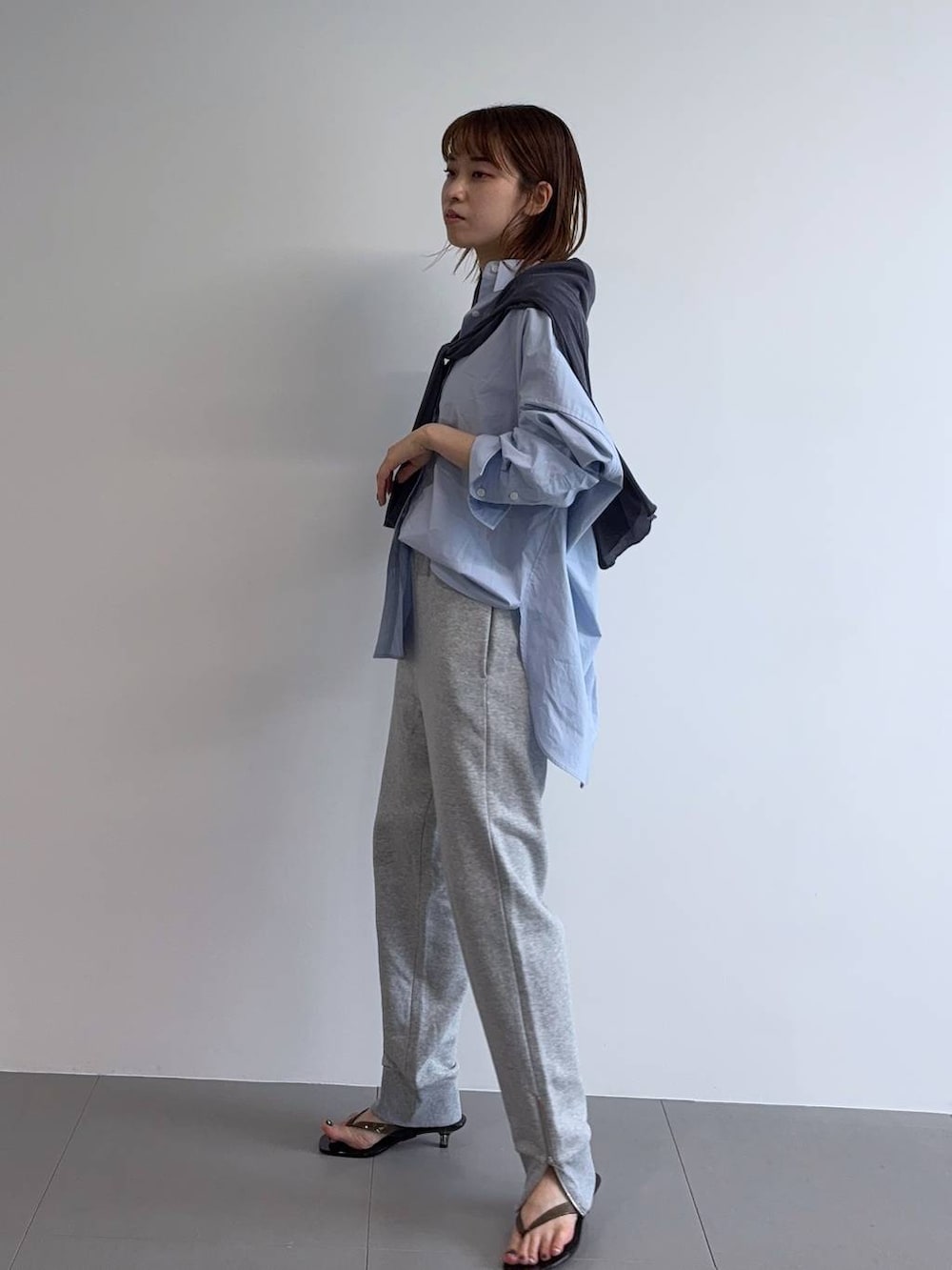 グレー系のスウェットパンツ、ブルー系のシャツ/ブラウス、ブルー系のカーディガン/ボレロを着用したレディースの夏コーディネートの2枚目の写真