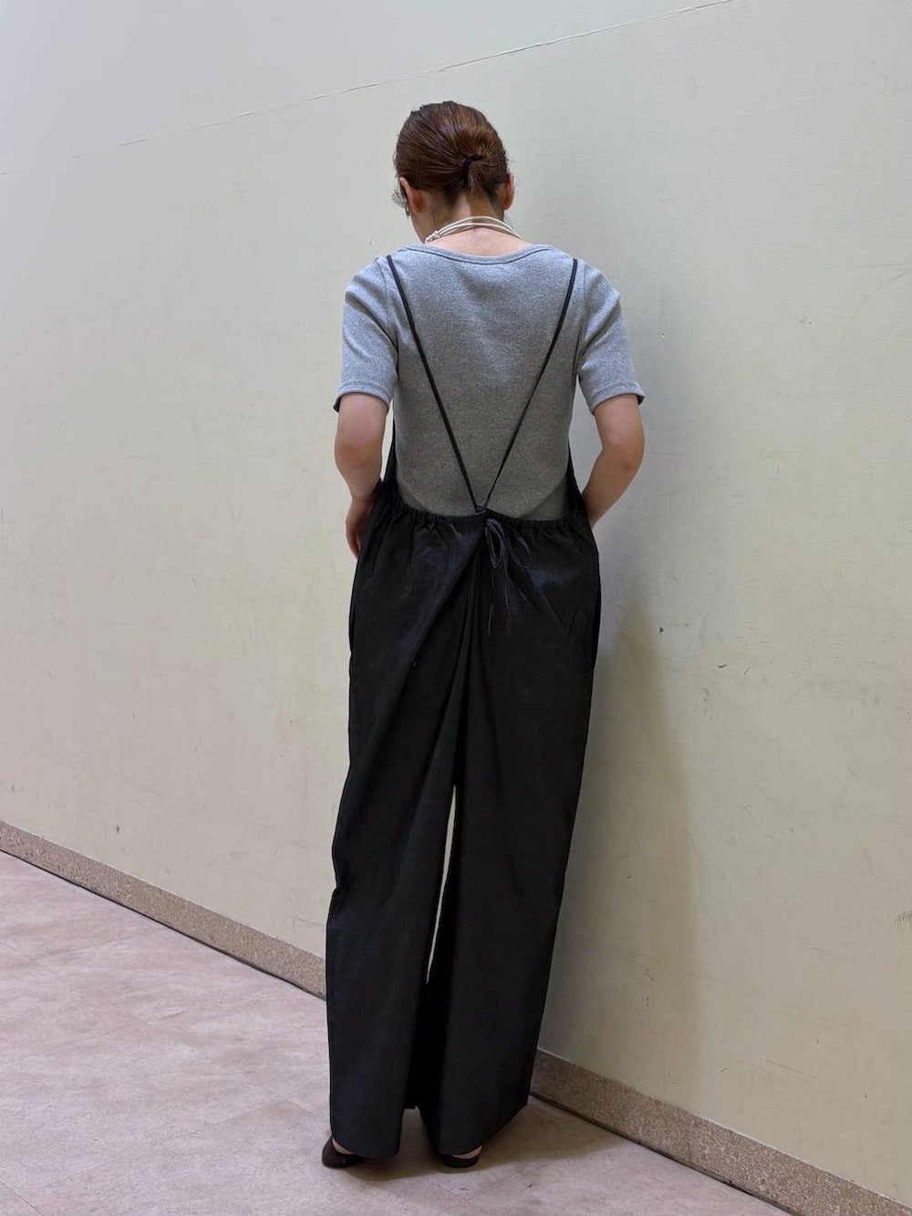 グレー系のTシャツ/カットソー、ブルー系のサロペット/オーバーオール、ブラウン系のサンダルを着用したレディースの夏コーディネートの3枚目の写真