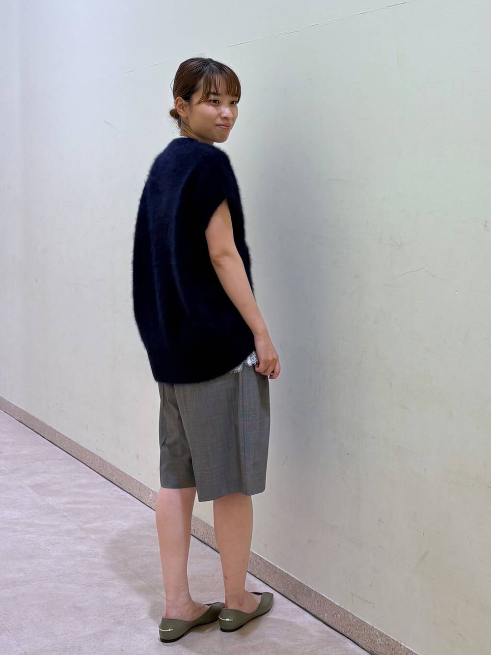 ブラウン系のその他パンツ、ホワイト系のキャミソール、ブルー系のニット/セーターを着用したレディースの秋コーディネートの4枚目の写真