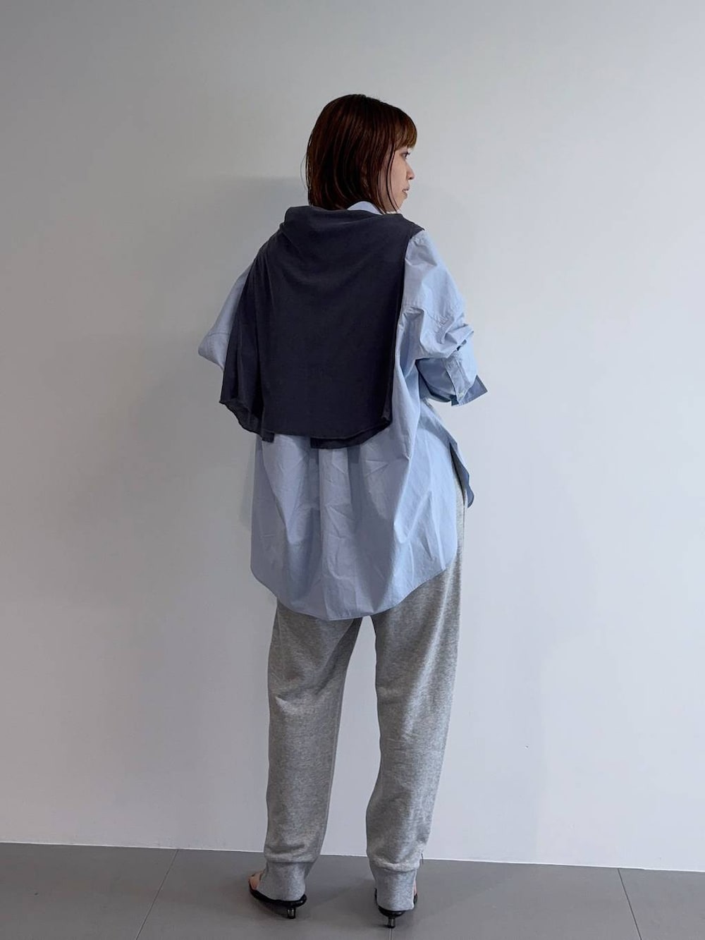グレー系のスウェットパンツ、ブルー系のシャツ/ブラウス、ブルー系のカーディガン/ボレロを着用したレディースの夏コーディネートの3枚目の写真