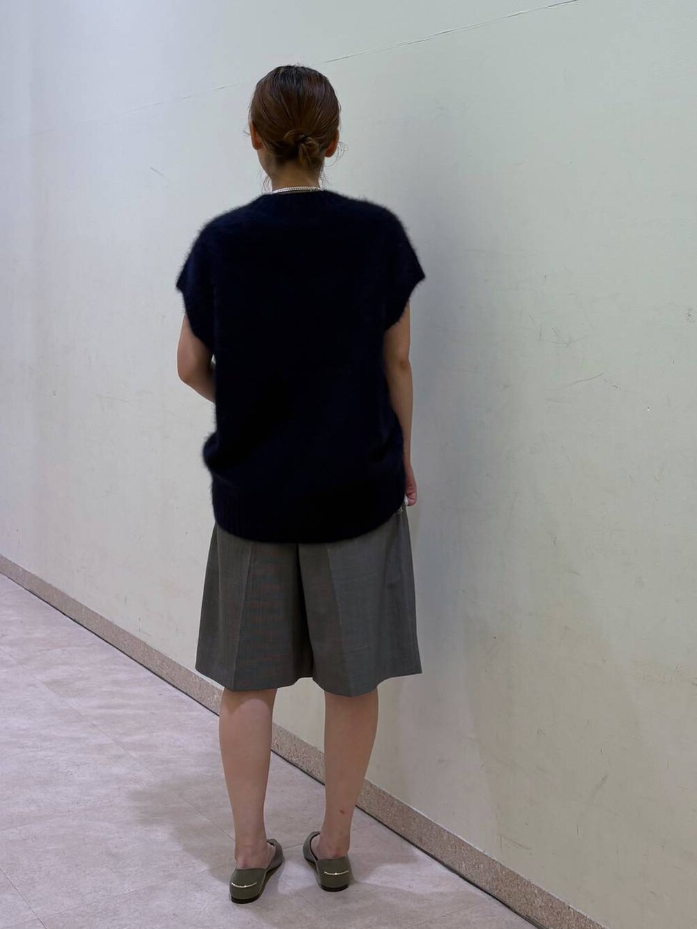 ブラウン系のその他パンツ、ホワイト系のキャミソール、ブルー系のニット/セーターを着用したレディースの秋コーディネートの3枚目の写真