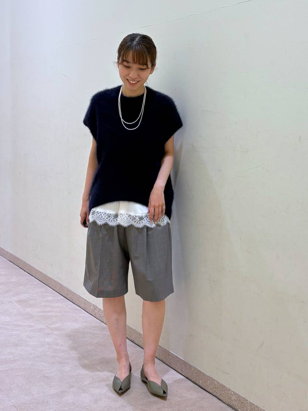 ブラウン系のその他パンツ、ホワイト系のキャミソール、ブルー系のニット/セーターを着用したレディースの秋コーディネートの5枚目の写真