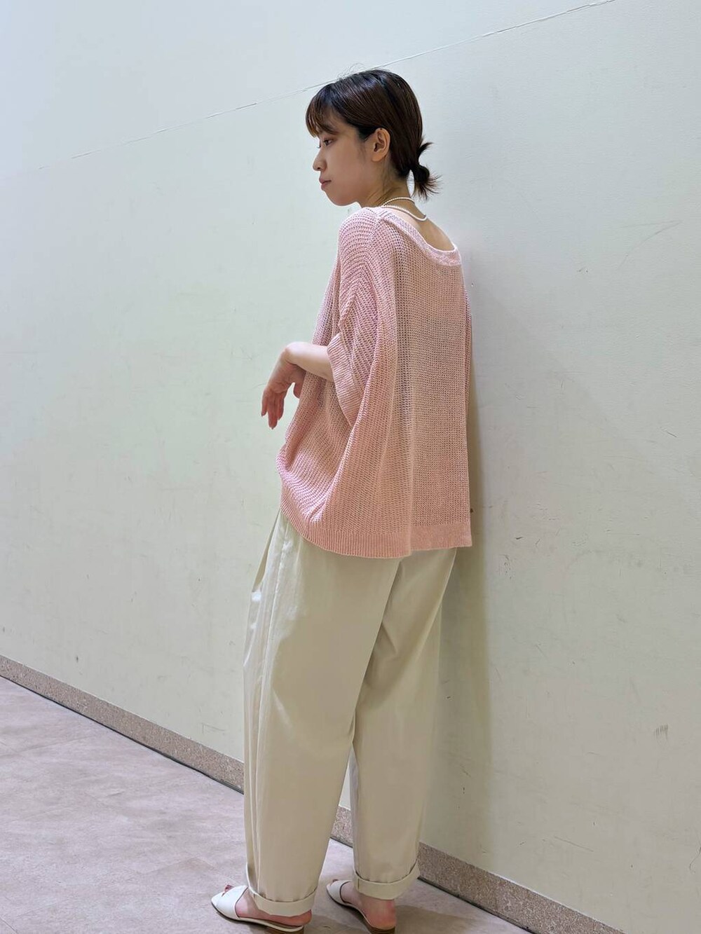 ホワイト系のその他パンツ、ホワイト系のサンダル、グレー系のネックレスを着用したレディースの夏コーディネートの3枚目の写真