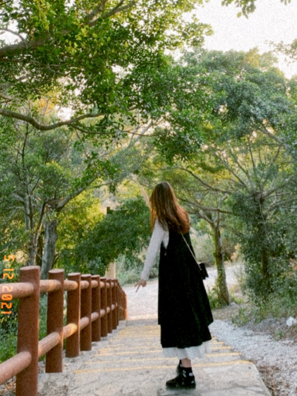 ブラック系のショルダーバッグ、ブラック系のサンダルを着用したレディースの秋コーディネートの2枚目の写真