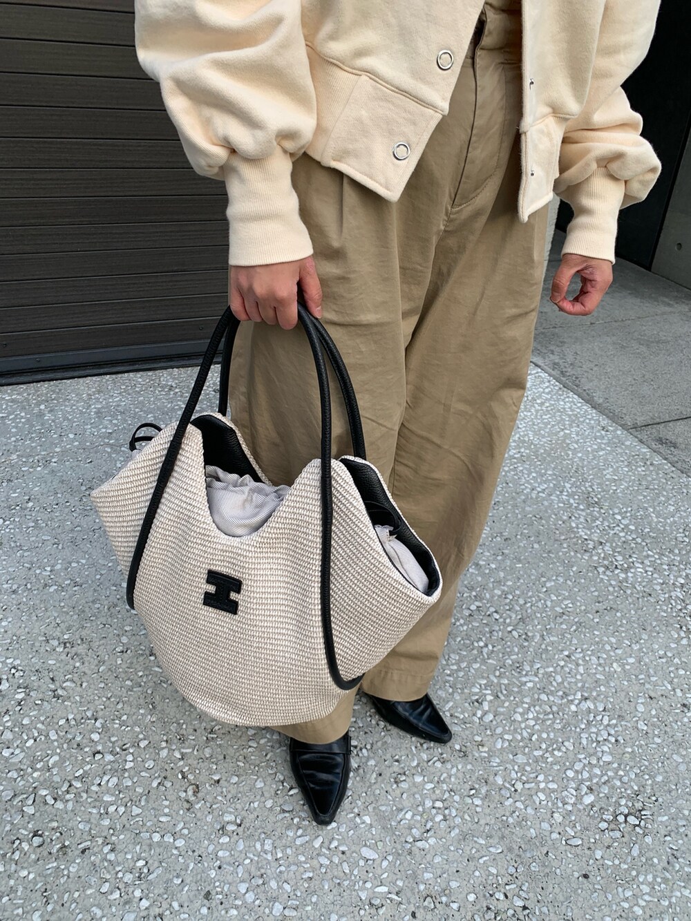 「休日スタイル、大人コーデ、シンプルスタイル、オトナ女子、パンツコーデ、ootd、きれいめコーディネート、レディースファッション、シンプル、オトナカワイイ、トートバッグ、春コーデ、低身長、低身長コーデ」｜「IACUCCIの【予約】ジーリオ PAGLIA/CERVO（ショルダーバッグ、ブラック系）」を使った、sato yukiさん（レディース・147cm）の冬コーディネートの3枚目の写真