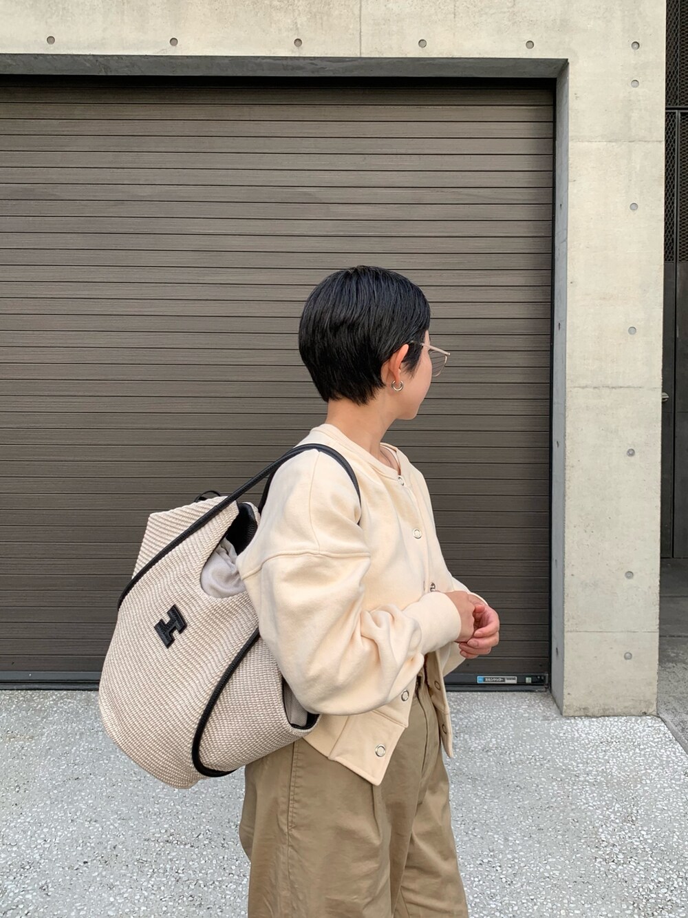 「休日スタイル、大人コーデ、シンプルスタイル、オトナ女子、パンツコーデ、ootd、きれいめコーディネート、レディースファッション、シンプル、オトナカワイイ、トートバッグ、春コーデ、低身長、低身長コーデ」｜「IACUCCIの【予約】ジーリオ PAGLIA/CERVO（ショルダーバッグ、ブラック系）」を使った、sato yukiさん（レディース・147cm）の冬コーディネートの2枚目の写真